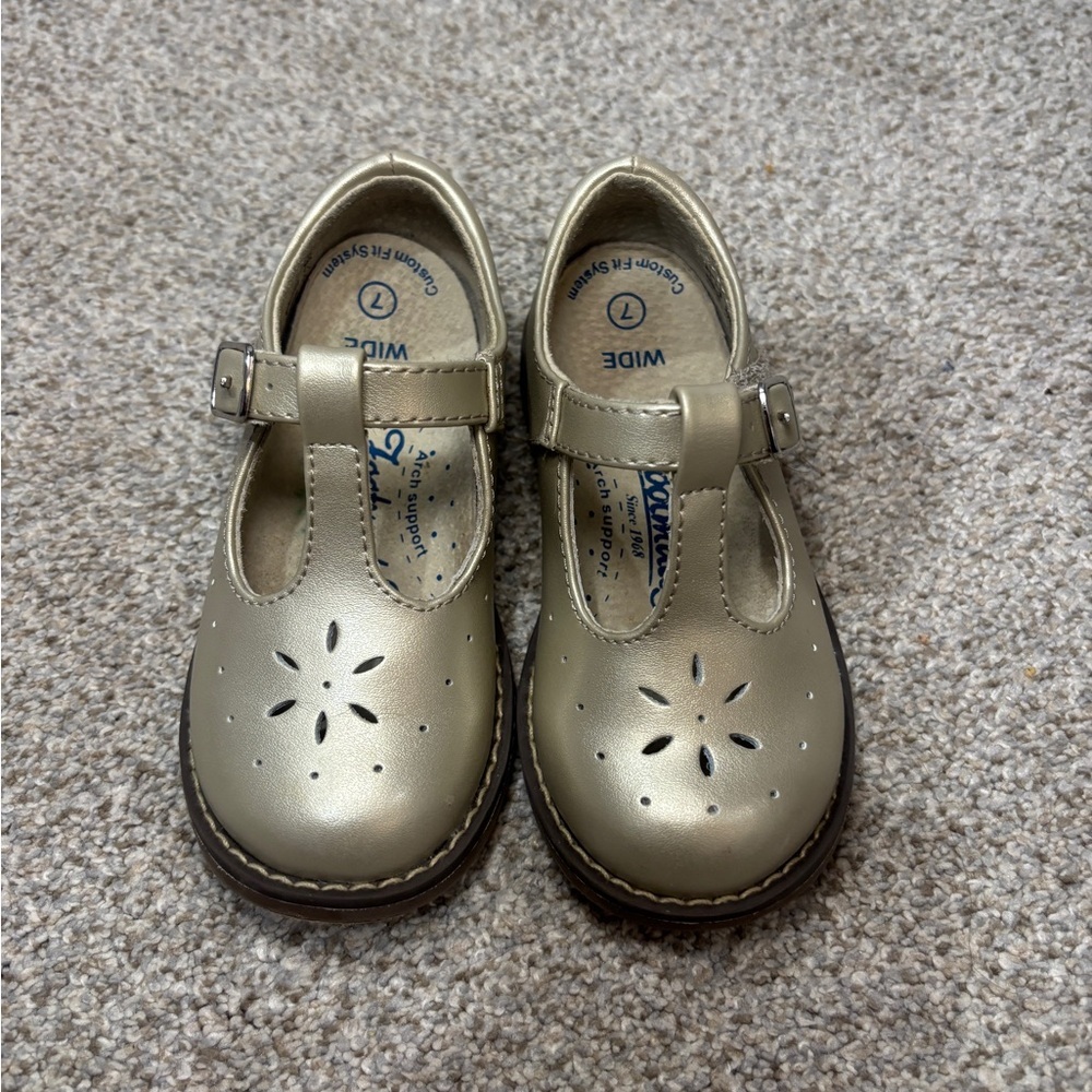NWOT Footmates Sherry Velcro Mary Jane Shoes Toddler Girl  Gold Flats 7 Wide